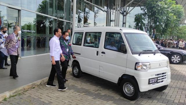 Kunjungi GIIAS 2021, Presiden Jokowi Intip Kendaraan Niaga hingga Jajal Mobil Listrik