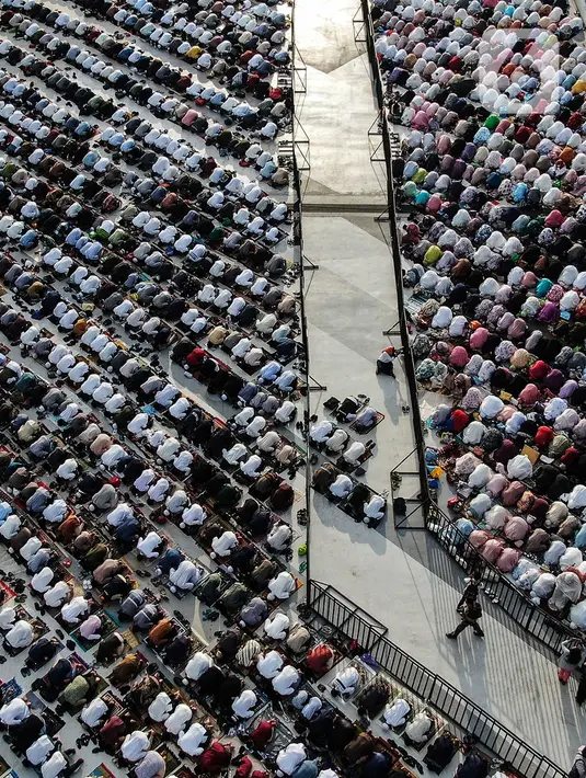 <p>Ribuan umat Islam melaksanakan sholat Id 1 Syawal 1443 Hijriah hingga memenuhi Stadion Jakarta Internasional Stadium, Senin (2/5/2022). Pemerintah Indonesia menetapkan Hari Raya Idul Fitri 1443 Hijriah jatuh pada tanggal 2 Mei 2022. (Liputan6.com/Johan Tallo)</p>
