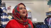 Setelah makan, Lina pun menemani anak-anaknya untuk berbelanja pakaian. Meski kedua orangtuanya telah bercerai, anak-anak pun masih seperti dulu, tetap sayang. (YouTube @Putri Delina)