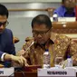 Menkominfo Rudiantara (kanan) dan Ketua KPI Pusat, Yuliandre saat Rapat Kerja (Raker) dengan Komisi I DPR di Kompleks Parlemen, Senayan, Jakarta, Senin (3/10). (Liputan6.com/Johan Tallo)