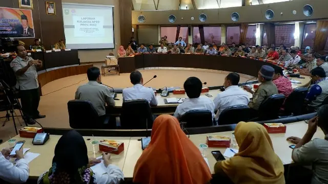 Rapat penetapan status siaga darurat kebakaran hutan dan lahan di Kantor Gubernur Riau