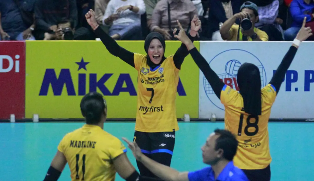Pemain Bandung Bjb Tandamata melakukan selebrasi setelah mencetak poin pada laga Final Four PLN Mobile Proliga 2023 melawan Jakarta BIN yang berlangsung di GOR Jatidiri, Semarang, Jawa Tengah, Sabtu (04/03/2023) malam WIB. Jakarta BIN menang tiga set langsung dengan skor 30-28, 26-24, dan 25-15. (Dok. Proliga 2023)
