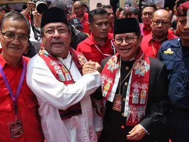 Pasangan bakal calon gubernur dan wakil gubernur DKI Jakarta dari Partai Demokrasi Indonesia Perjuangan (PDIP), Pramono Anung dan Rano Karno bersalam komando sesaat sebelum memasuki kantor Komisi Pemilihan Umum (KPU) Provinsi DKI Jakarta, Rabu (28/8/2024). (Liputan6.com/Angga Yuniar)