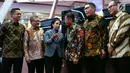 Menteri BUMN Rini M Soemarno berbincang dengan jajaran Direksi BUMN pada pencatatan perdana Efek Beragun Aset Mandiri GIAA01 di gedung Bursa Efek Indonesia, Jakarta, Selasa (31/7). (Liputan6.com/HO/Iqbal)