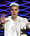 Dikagumi banyak orang, seorang selebriti harusnya senang dan bersikap ramah dengan penggemarnya. Hal ini sepertinya tak terjadi dengan Justin Bieber saat disapa fansnya, ‘Belibers’. (AFP/Bintang.com)