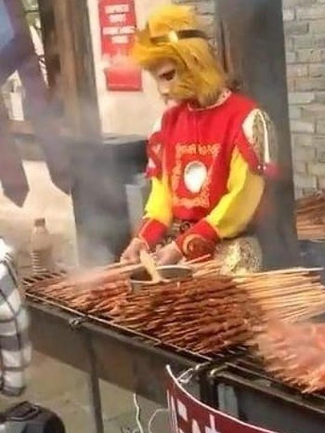 6 Potret Orang Pakai Kostum Nyeleneh Saat Jual Makanan