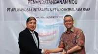 Direktur Utama Asuransi Jiwa CAR Freddy Thamrin dan Presiden Direktur Lintasarta Arya Damar menandatangani kesepakatan kerja sama.  (Foto: Lintasarta)