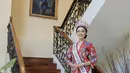 Puteri Indonesia 2023 asal Jawa Barat, Farhana Nariswari mengenakan kebaya merah berbordir bunga dipadukan bawahan kain putih bergambar. [Instagram/farhananariswari]