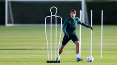 Bek Arsenal Jakub Kiwior menghadiri sesi latihan tim menjelang lanjutan Liga Champions Grup B di tempat latihan Arsenal di London utara, Selasa (28/11/2023). (Adrian DENNIS / AFP)