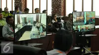 Dua layar monitor digunakan untuk melakukan video conference pembacaan sembilan putusan terkait Pilkada di Gedung DKPP Jakarta, Rabu (18/11). Sidang dipimpin langsung Ketua DKPP, Jimly Asshiddqie. (Liputan6.com/Helmi Fithriansyah)  