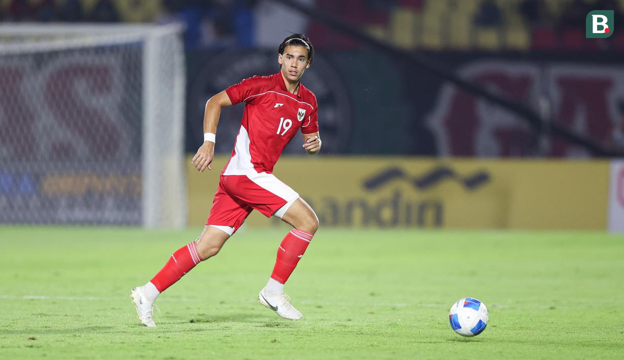 Pemain Timnas Indonesia U-23, Dion Markx  mengejar bola saat laga Gurp J Kualifikasi Piala Asia U-23 2026 melawan Makau di Gelora Delta Sidoarjo, Sabtu (06/09/2025). (Bola.com/Abdul Aziz)