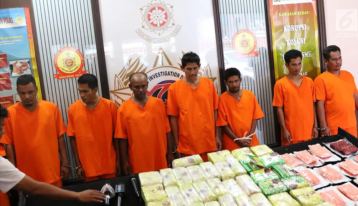 Tersangka beserta barang bukti kasus narkotika jaringan Malaysia-Sumatera saat rilis di Jakarta, Senin (4/2). Direktorat Tindak Pidana Narkoba Bareskrim Mabes Polri menangkap delapan tersangka dari dua kasus berbeda. (Liputan6.com/Immanuel Antonius)