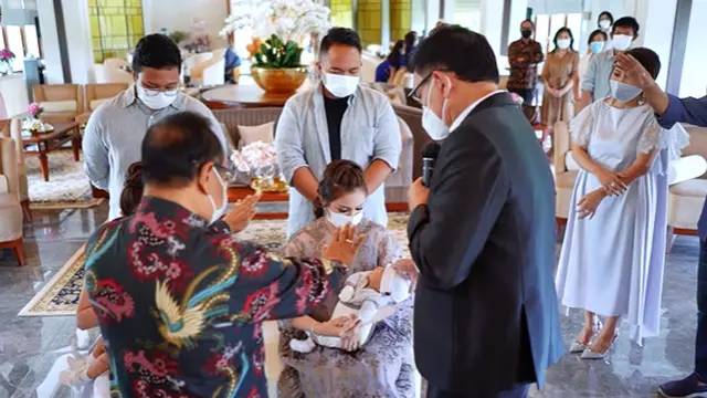 6 Momen Selapanan Anak Kedua Momo Geisha, Digelar Khidmat Bersama Keluarga