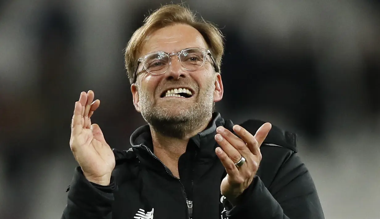 Pelatih Liverpool, Juergen Klopp memberikan   applauds setelah timnya menang atas West Ham pada lanjutan Premier League di London Stadium, London, (4/11/2017). Liverpool menang 4-1. (AP/Kirsty Wigglesworth)