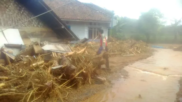 Kondisi permukiman warga Capar, Brebes usai diterjang banjir bandang. (Foto: Liputan6.com/Tagana Banyumas/Muhamad Ridlo)