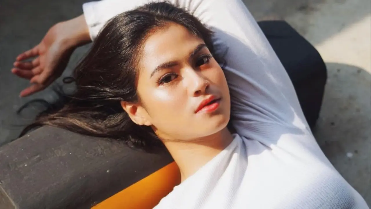 Potret Hana Saraswati Ketika Pose Tiduran, Tetap Pamer Wajah Menawan