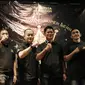 Promotor Mahkota Promotion, Raja Sapta Oktohari, foto bersama usai jumpa pers di O2 Club, Jakarta, Jumat (23/2/2018). Mahkota Promotion akan menggelar Mahkota Boxing Series untuk mencari petinju professional. (Bola.com/M Iqbal Ichsan)