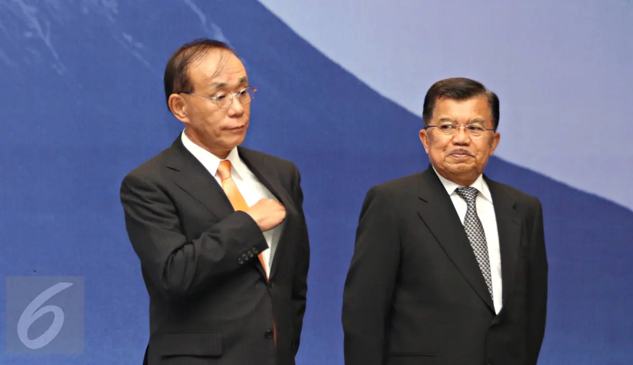Wapres Jusuf Kalla (kanan) menghadiri perayaan HUT Kaisar Akihito yang digelar oleh Kedubes Jepang di kawasan Jakarta Selatan, Senin (14/12/2015). Rakyat dan pemerintah Indonesia mendoakan kesehatan bagi Kaisar Akihito. (Liputan6.com/Immanuel Antonius)