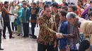 Presiden Jokowi bersalamanan dengan tamu undangan pada pada peresmian gedung fasilitas layanan Perpustakaan Nasional di Jakarta, Kamis (14/9). Gedung dengan 27 lantai ini merupakan gedung perpustakaan tertinggi di dunia. (Liputan6.com/Angga Yuniar)