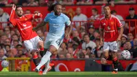 Pemain Manchester United, Bruno Fernandes (kiri), pemain Manchester City, Antoine Semenyo (tengah), dan pemain Manchester United, Youri Tielemans, saat beraksi dalam pertandingan Liga Inggris antara Manchester United dan Manchester City di Manchester, Inggris, Minggu, 13 September 2026. (Foto AP/Ian Hodgson)