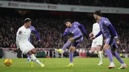 Di ajang Piala FA 2023/2024, Arsenal langsung angkat koper pada putaran ketiga, fase paling awal bagi klub-klub Premier League, setelah takluk 0-2 dari Liverpool dalam laga yang digelar di Emirates Stadium (7/1/2024). Dua gol ke gawang The Gunners dicetak lewat gol bunuh diri Jaub Kiwior (80') dan gol Luis Diaz (90+5). (AP Photo/Kirsty Wigglesworth)