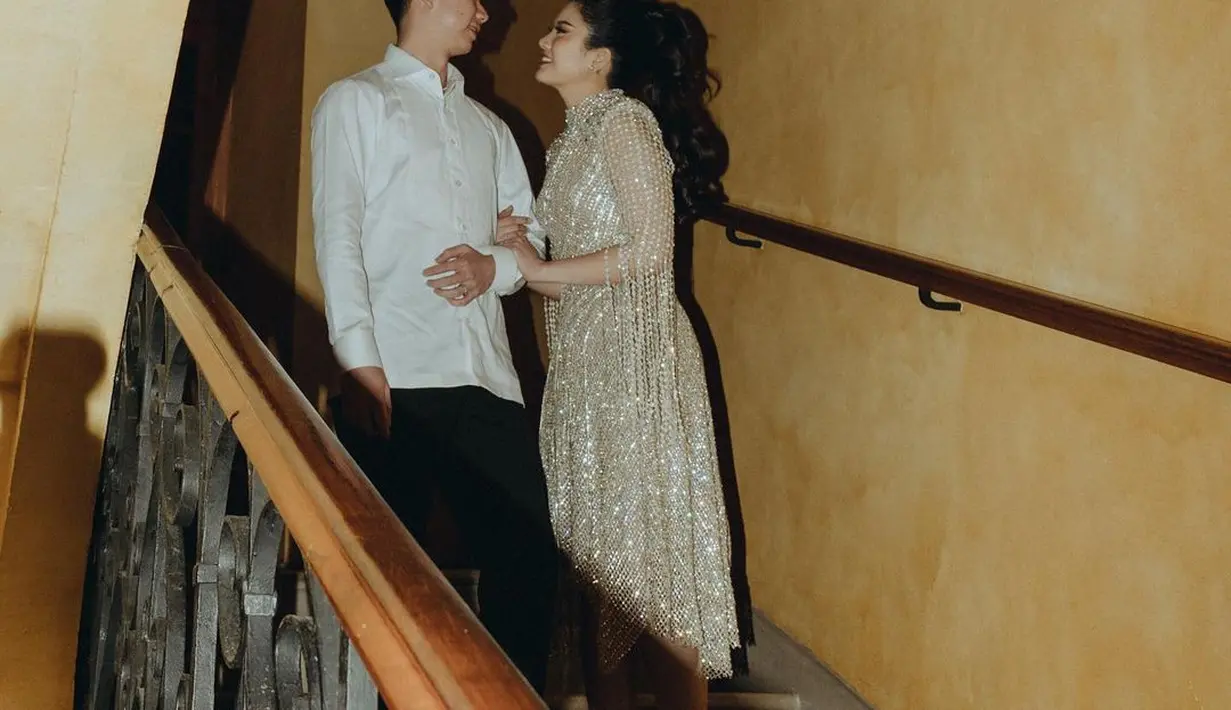 Valencia Tanoesoedibjo di acara after party di Paris mengenakan cocktail midi dress. Dress ini juga penuh pesona dengan rumbai berkilauan. Foto: Instagram.