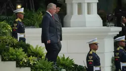 Menurut rencana, kedua pemimpin negara tersebut akan melakukan pertemuan bilateral di Istana Merdeka. Raja Yordania sendiri akan berada di Indonesia hingga besok, Sabtu (15/10/2025). Tampak dalam foto, Raja Yordania Hasyimiah, Abdullah II Ibn Al Hussein (tengah kiri) berjalan bersama Presiden Indonesia Prabowo Subianto (tengah kanan) saat memeriksa pasukan kehormatan selama upacara penyambutan sebelum pertemuan mereka di Istana Merdeka, Jakarta, Jumat 14 November 2025. (AP Photo/Achmad Ibrahim)