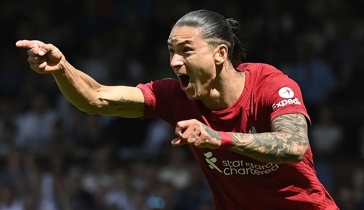 Liverpool rela merogoh 80 juta euro untuk mendatangkan Darwin Nunez dari Benfica pada bursa transfer musim panas ini. Namun, penampilannya di awal musim terlihat belum konsisten. Ia baru mencetak 3 gol dan 1 assist dari 8 penampilannya di Liga Inggris. Sementara itu, Nunez telah menorehkan 2 gol dalam 5 laga di Liga Champions. (AFP/Justin Tallis)