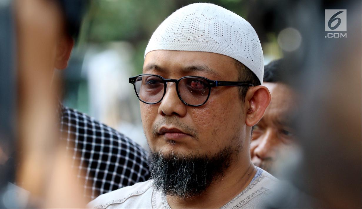 Penyidik KPK Novel Baswedan saat memberi keterangan pers di sela silaturahmi dengan WP KPK di kediamannya di Kelapa Gading, Jakarta, Minggu (17/6). Silaturahmi digelar dalam rangka Idul Fitri. (Liputan6.com/JohanTallo)