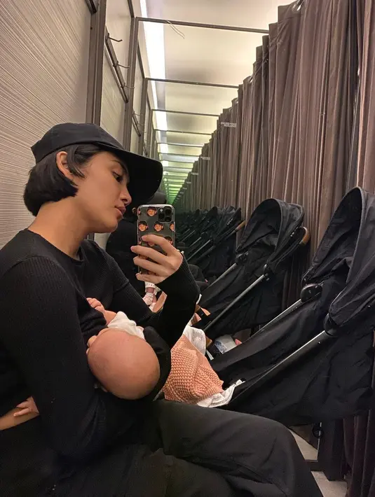 Terlebih saat Canti Tachril mengenakan topi, potret Canti Tachril terbaru sukses bikin pangling. Lewat kolom komentar, unggahan foto terbaru Canti Tachril banjir komentar ia disebut makin sporty. Mengingat belum ada dua bulan melahirkan, badan Canti Tachril sudah terlihat langsing seperti sedia kala. (Liputan6.com/IG/@cantitachril)