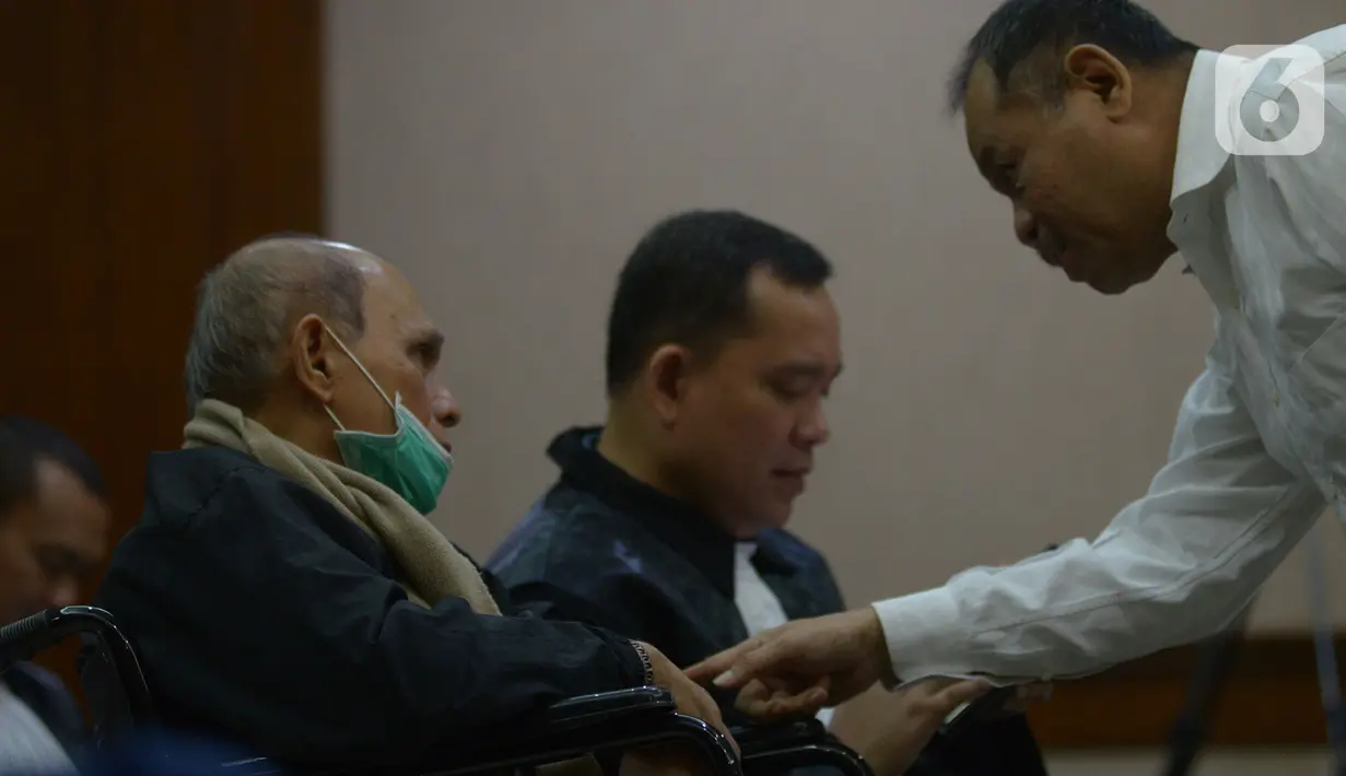 Terdakwa kasus kepemilikan senjata ilegal dan peluru tajam Kivlan Zen (kiri) saat menjalani sidang pembacaan eksepsi di PN Jakarta Pusat, Rabu (18/12/2019). Majelis hakim PN Jakarta Pusat menunda sidang Kivlan Zen hingga 2 Januari 2020 melihat kondisinya yang masih sakit. (merdeka.com/Imam Buhori)