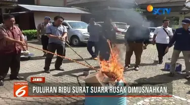 KPU Kota Jambi memusnahkan puluhan ribu surat suara yang rusak untuk tidak menimbulkan kecurigaan menjelang pilkada. Sementara di Mimika, Papua, baru sebagian surat suara yang tiba dari percetakan di Makassar.