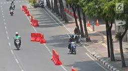 Pengendara sepeda motor melintasi jalur sepeda di Jalan MH Thamrin, Jakarta, Selasa (24/9/2019). Dishub DKI Jakarta bekerja sama dengan Polda Metro Jaya akan menilang pengendara kendaraan bermotor yang melintas atau berhenti di jalur sepeda mulai 20 November 2019. (Liputan6.com/Herman Zakharia)