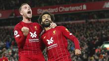 Pemain Liverpool, Mohamed Salah dan Jordan Henderson melakukan selebrasi usai membobol gawang Tottenham Hotspur pada laga Premier League 2019 di Stadion Anfield, Minggu (27/10). Liverpool menang 2-1 atas Tottenham Hotspur. (AP/Jon Super)