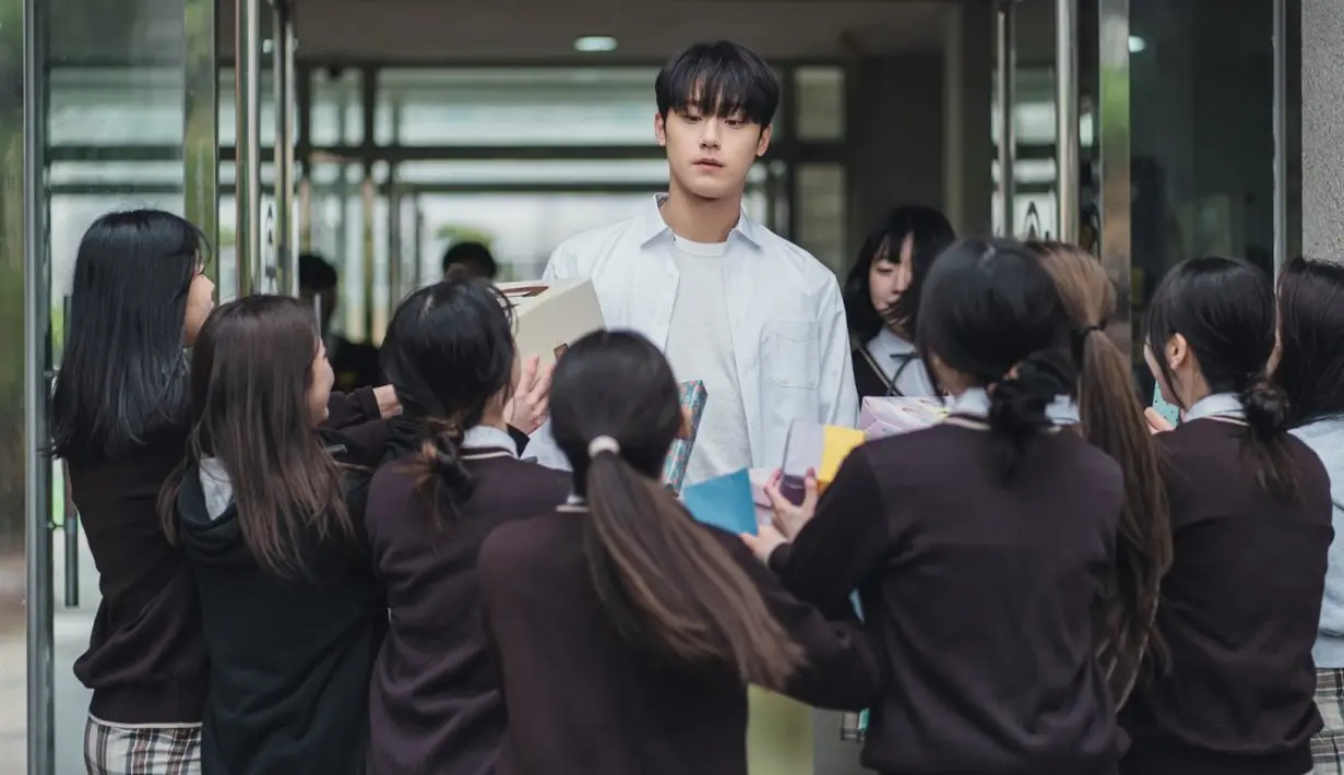 Jang Gun Woo (Lee Do Hyun) adalah seorang model tampan dan kekasih yang menarik perhatian kemana pun dia pergi karena penampilannya yang menarik. Jang Gun Woo selalu menjalani hidupnya dikelilingi oleh pengagum. (Foto: TVING)