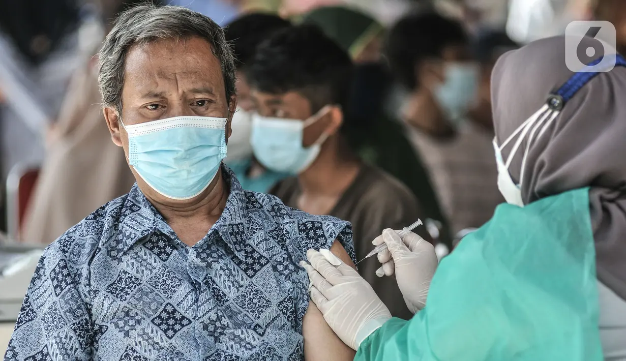 Warga disuntik vaksin Covid-19 saat program Vaksinasi Keliling di RPTRA Pulo Besar, Jakarta, Senin (12/7/2021). Pemprov DKI menggelar Vaksinasi Keliling dengan sistem jemput bola untuk mengejar target vaksinasi agar mencapai kekebalan kelompok (herd immunity). (merdeka.com/Iqbal S Nugroho)