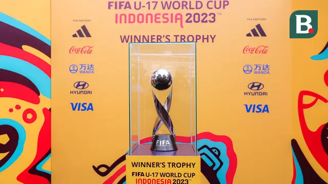 Foto: Antusiasme Warga saat Melihat Trofi Piala Dunia U-17 di Hari Bebas Kendaraan Bermotor