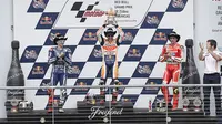 Marc Marquez, Jorge Lorenzo dan Andrea Iannone, merayakan keberhasilan mereka naik podium pada MotoGP Austin di Texas, Amerika Serikat, Senin (11/4/2016) dini hari WIB. Marc Marquez, menjadi yang tercepat pada seri ketiga ini. (AFP/Thomas B. Shea)