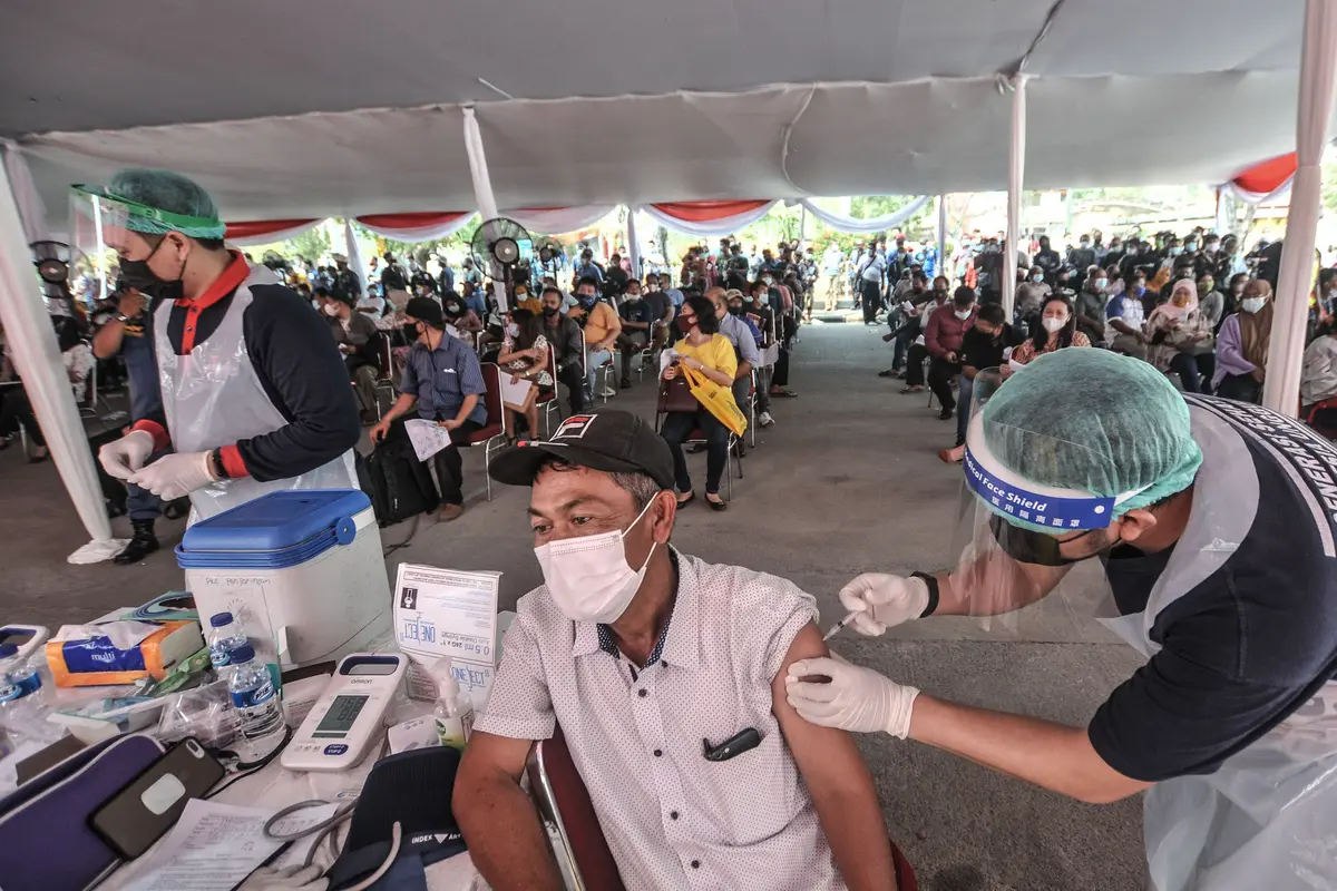 Vaksinasi Massal di Pelabuhan Sunda Kelapa Membeludak