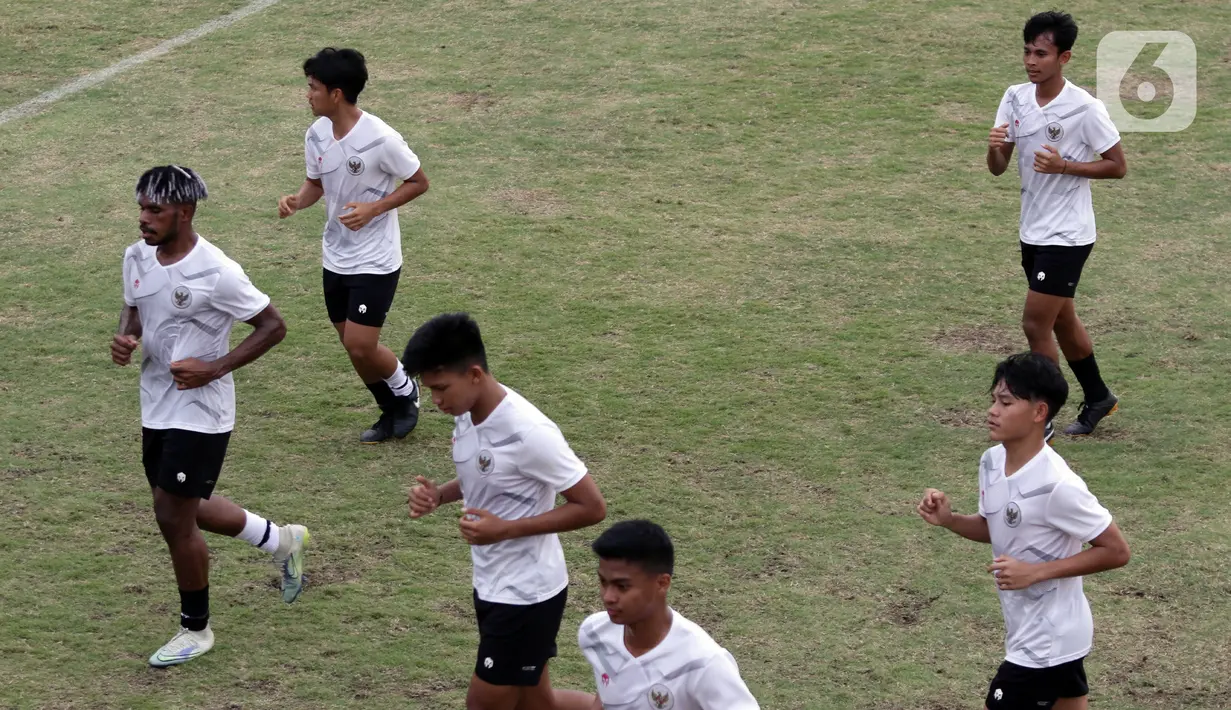 Pesepakbola Timnas U-19 Indonesia saat jeda latihan di Lapangan A Gelora Bung Karno, Jakarta, Selasa (30/8/2022). Timnas U19 Indonesia akan tampil di Kualifikasi Piala Asia U20 2023 pada 14-18 September mendatang. Indonesia berada di Grup F bersama Vietnam, Hongkong, dan Timor Leste. (Liputan6.com/Helmi Fithriansyah)