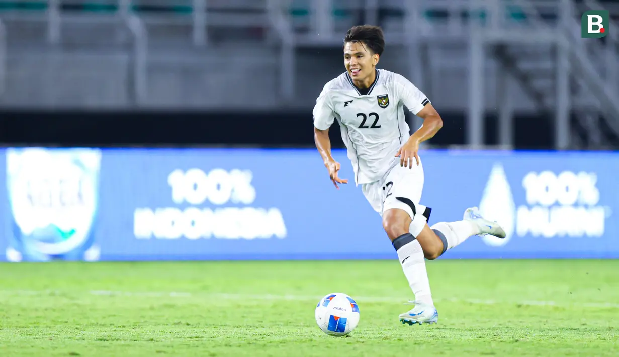 Pemain Timnas Indonesia, Adrian Wibowo, saat melawan Timnas Lebanon dalam laga FIFA Matchday 2025 di Stadion Gelora Bung Tomo, Surabaya, Senin (8/9/2025). (Bola.com/Abdul Aziz)