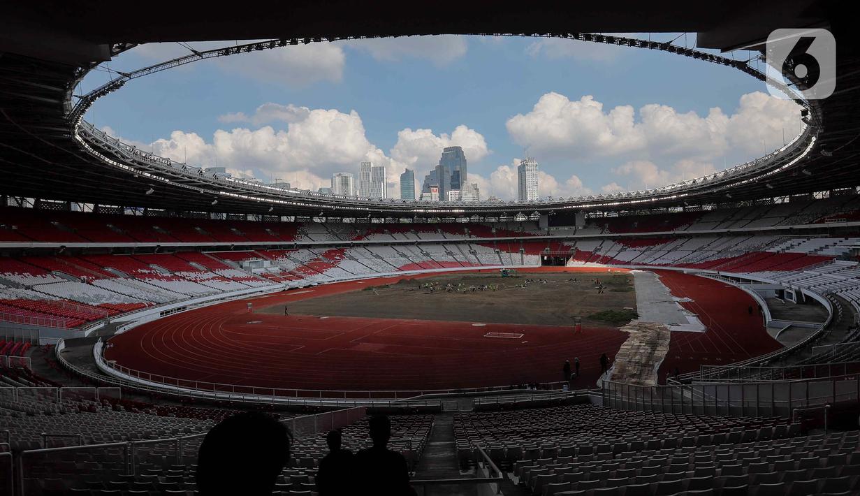 Revitalisasi rumput lapangan dilakukan dalam rangka menyambut Babak Ketiga Kualifikasi Piala Dunia 2026. (Liputan6.com/Herman Zakharia)