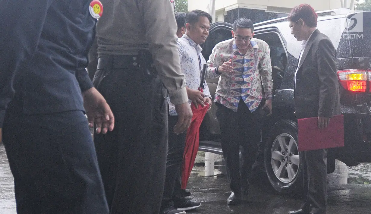 Gubernur Jambi Zumi Zola turun dari mobil setibanya di Gedung KPK untuk menjalani pemeriksaan, Jakarta, Kamis (15/2). Zumi Zola yang mengenakan kemeja batik enggan menanggapi pertanyaan yang diajukan awak media. (Liputan6.com/Herman Zakharia)