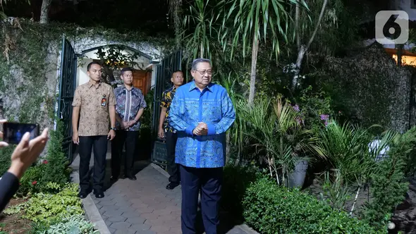 Presiden ke-6 Susilo Bambang Yudhoyono saat menerima kedatangan Pimpinan MPR di kediamannya di Puri Cikeas, Bogor, Jawa Barat, Rabu (16/10/2019). Kedatangan pimpinan MPR dalam rangka mengantarkan undangan pelantikan Presiden dan Wapres periode 2019-2024. (Liputan6.com/Herman Zakharia)