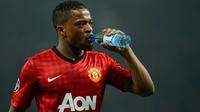 2. Patrice Evra (Januari 2006) - MU mendapatkan bek kiri ini dari Monaco seharga 7 juta poundsterling. Bersama Setan Merah, pria Prancis itu sukses meraih lima gelar Liga Premier Inggris dan satu Piala Champions. (AFP/Andrew Yates)