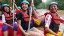 Hilda Vitria Khan (tengah) dan kru Bintang.com mendengarkan arahan dari pemandu Riam Jeram sebelum berpetualang di Sungai Cicatih, Sukabumi, Sabtu (12/12/2015). (Bola.com/Arief Bagus)