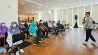 Stress Management Specialist Bagia Arif Saputra memberikan semangat dan energi positif kepada para pengajar dalam workshop peringatan Hari Guru Nasional di Jakarta (28/11/2022). (Liputan6.com)