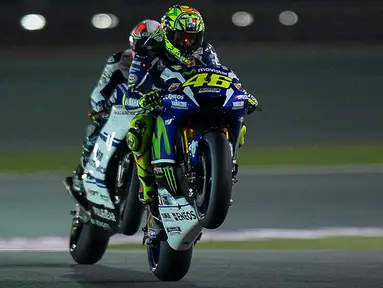Pebalap Movistar Yamaha, Valentino Rossi, mengikuti latihan bebas hari ke-2 GP Qatar di Sirkuit Losail, Doha, Sabtu (19/3/2016) dini hari WIB. Pada sesi ini, pria Italia itu berada pada peringkat ke-7 dengan waktu 1 menit 55,883 detik. (EPA/STR)