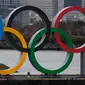 Pekerja berjalan di kapal tongkang yang membawa Cincin Olimpiade di Distrik Odaiba, Tokyo, Jepang, Jumat (17/1/2020). Cincin Olimpiade dengan tinggi 15,3 meter dan panjang 32,6 meter tersebut akan berada di sana hingga Olimpiade 2020 berakhir. (AP Photo/Jae C. Hong)