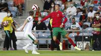 Pemain Portugal Cristiano Ronaldo (kanan) mengontrol bola saat melawan Irlandia pada pertandingan kualifikasi grup A Piala Dunia 2022 di Stadion Algarve, luar Faro, Portugal, Rabu (1/9/2021). Ronaldo mencetak dua gol saat Portugal menang 2-1. (AP Photo/Armando Franca)